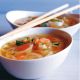 Sopa china con pollo y fideos