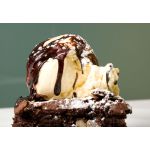 Brownie de chocolate tibio con helado
