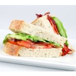 Sandwich de bacón, lechuga y tomate