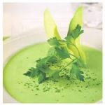 Sopa fría de aguacate, lima y cilantro   comida Tailandesa